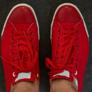 Como criar um look perfeito com tênis vermelho masculino?